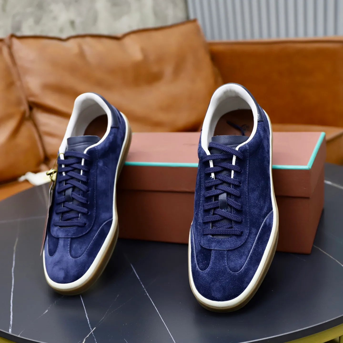 Ex-factory price: 560💰Loro Riana men’s moral training sneakers! Made from high-quality materials and designed in a low-cut silhouette, it offers an elegant and stylish look that's suitable for year-round wear. The unique double-layer sole aesthetic design, caramel cup-shaped outsole is decorated with off-white rubber trim, creating an attractive color combination. Pair with tailored pieces or jeans for a sophisticated yet casual look. The heel is decorated with soft cow leather tongue with Kummel color inserts and cotton laces with embossed LP logo. Upper: cow split suede. Lining: original thickened soft sheepskin. Size: 38-39-40-41-42-43-44 (customized in 45.46)